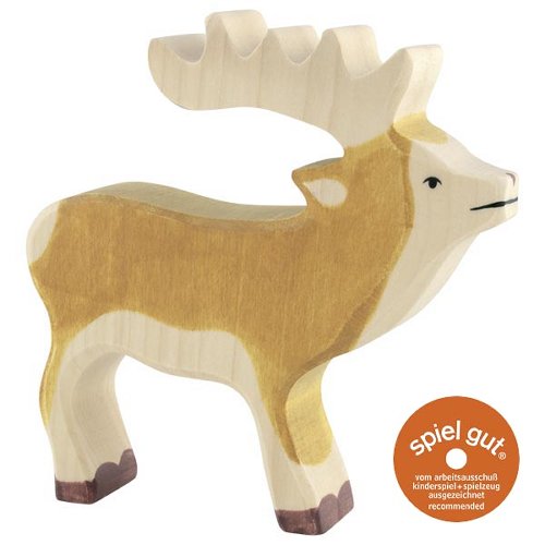 Wooden reindeer figure with 'spiel gut' certification label on a white background