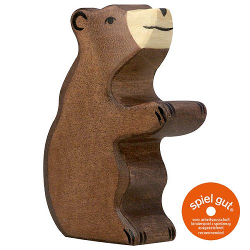 Wooden bear figurine with 'spiel gut' certification label on a white background