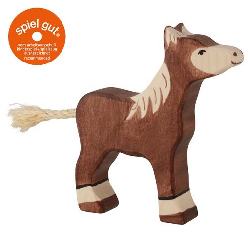 Wooden horse toy with a 'spiel gut' label on a white background